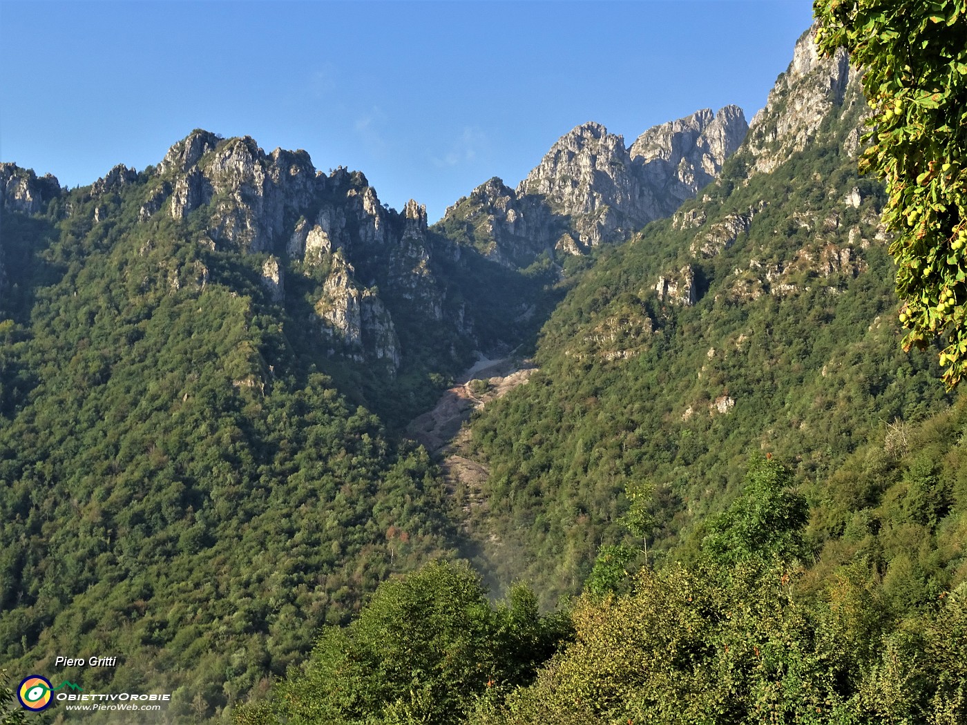 10 Dalla Madonna del Frassino vista sulla parte iniziale ghiaiosa della Val Gerona.JPG